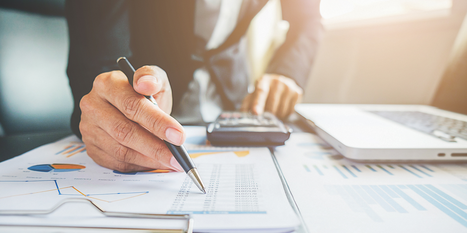 découvrez le bachelor finance : une formation complète ouvrant la voie à de nombreux débouchés dans la banque, l’audit et la gestion. explorez les avantages de ce cursus idéal pour débuter une carrière en finance.