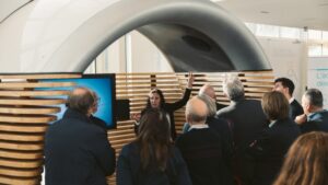 découvrez les détails de l'altercation entre influenceurs à bord d'un airbus, ayant conduit à une évacuation d'urgence. incident capté et analysé.