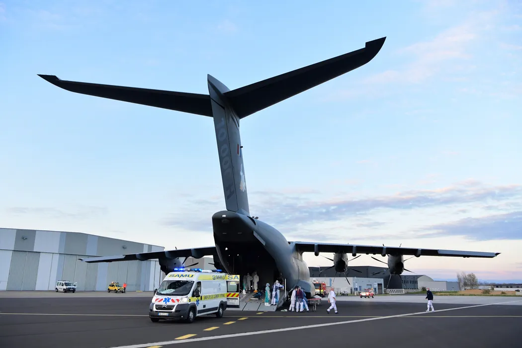 découvrez les détails d'une altercation entre influenceurs à bord d'un airbus ayant conduit à une évacuation d'urgence.