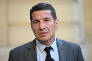 un homme de 40 ans a été arrêté à cannes pour des menaces d'attentat, suscitant une intervention rapide des autorités locales.