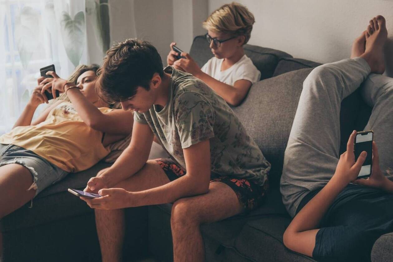 découvrez les enjeux et réactions en australie face à l'interdiction des réseaux sociaux pour les adolescents, une mesure controversée visant à protéger leur bien-être numérique.
