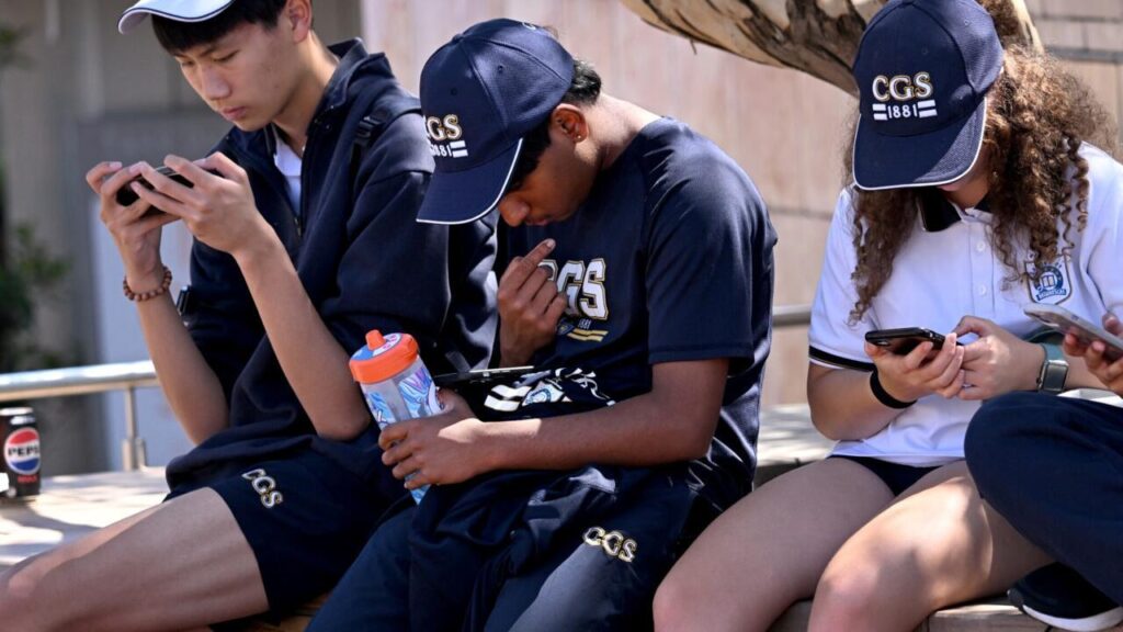 découvrez les enjeux et les réactions en australie face à l'interdiction des réseaux sociaux pour les adolescents, un débat crucial sur la protection des jeunes générations.