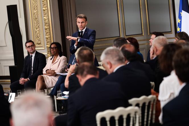 découvrez l'analyse de macron sur l'impact des réseaux sociaux dans la démocratie moderne et les enjeux liés au débat public en ligne.