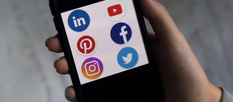 découvrez des conseils pratiques pour protéger votre esprit des effets néfastes des réseaux sociaux et préserver votre bien-être mental au quotidien.