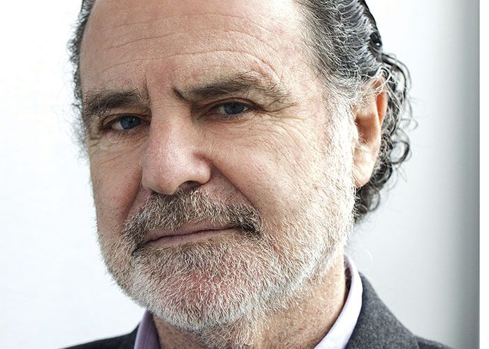 alain bentolila analyse comment les réseaux sociaux peuvent freiner la culture des jeunes en limitant leur apprentissage et leur ouverture au savoir.