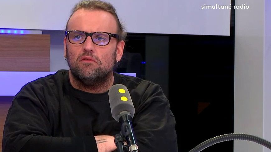 bruno poncet met en garde contre les dangers des réseaux sociaux et réclame leur interdiction pour les adolescents afin de protéger leur santé mentale et leur sécurité.