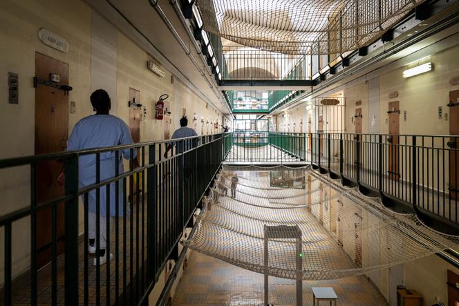 découvrez les procédures et les conséquences lorsqu'un détenu est suivi sur les réseaux sociaux et envoyé au quartier disciplinaire dans les établissements pénitentiaires.