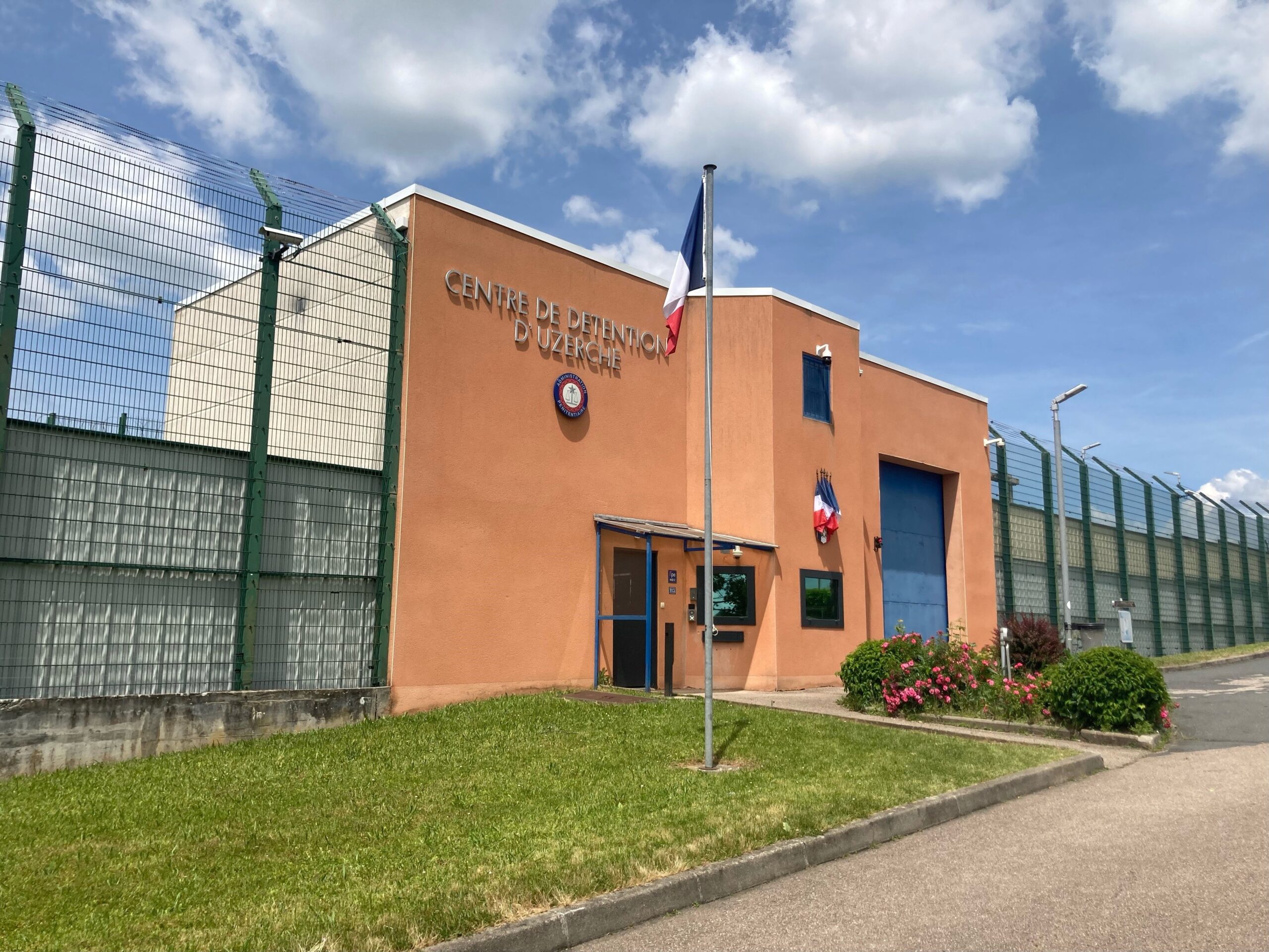 information sur le suivi d'un détenu surveillé via les réseaux sociaux et son transfert au quartier disciplinaire.