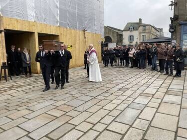 suivez l'enquête sur l'homicide en direct avec six personnes inculpées. dernières informations et développement sur cette affaire judiciaire.