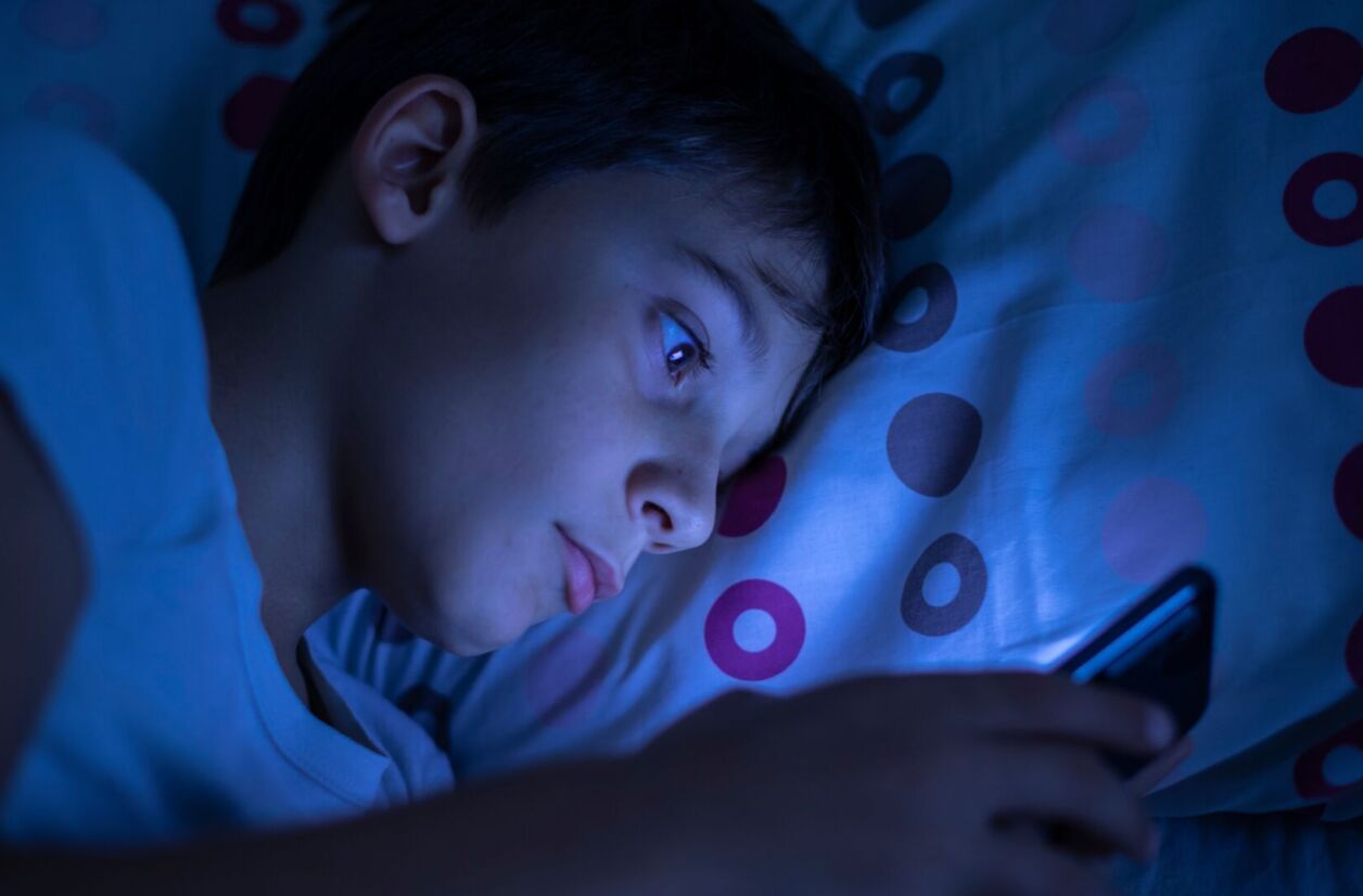 découvrez les enjeux et les débats autour de l'interdiction des réseaux sociaux pour les jeunes en europe, une mesure visant à protéger leur santé mentale et leur vie privée.