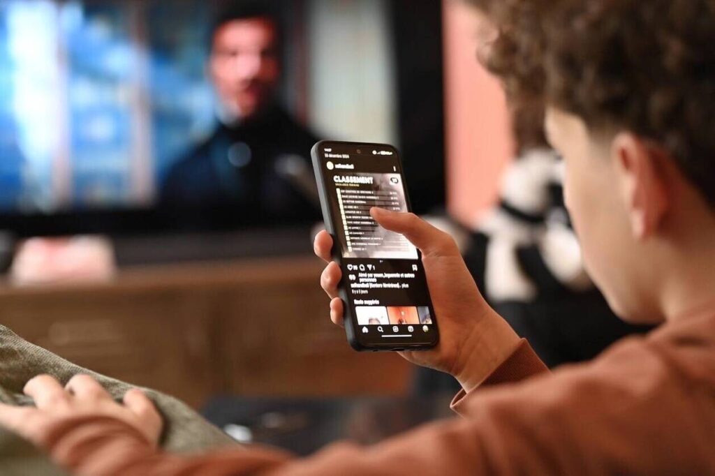 découvrez les mesures d'interdiction des réseaux sociaux pour les jeunes en europe et leurs impacts sur la protection des mineurs dans l'espace européen.