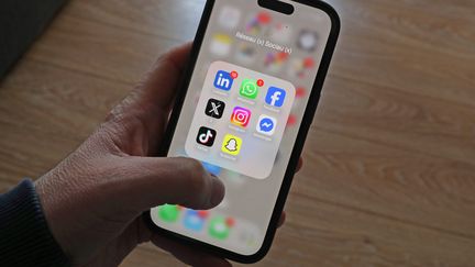 découvrez les enjeux et les débats autour de l'interdiction des réseaux sociaux aux moins de 18 ans, pour protéger les jeunes des risques en ligne.